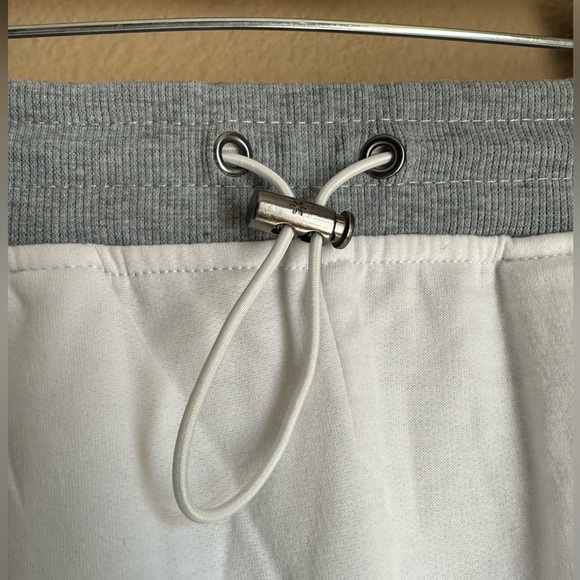 Nine West size medium comfy, quilted, white active shorts with pockets! - Picture 6 of 11